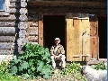 Игорь Гордин на пороге своего деревенского дома в Тверской губернии. Слева от входа - его любимый лопух.