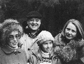 Алла Сахарова (супруга Дмитрия Антоновича Сухарева) с дочерью Анной и Юрий Визбор с женой Ниной.