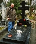 Александр Дулов у могилы Александра Галича в Париже на русском кладбище Сент-Женевьев-де-Буа (фото Александра Буторина) 2006