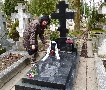 Татьяна Сизова у могилы Александра Галича в Париже на русском кладбище Сент-Женевьев-де-Буа (фото Александра Буторина)