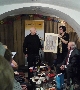 На посиделках в бард-клуба "Прага" 8 января 2013 года Александр Городницкий получает от Татьяны Сизовой подарок - картину на шелке с изображением пражского храма, созданную членом клуба Светланой Гарт