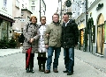 (слева направо): Галина, Катя и Борис Вайханские, и Торстен Палух на улочке Зальцбурга (Австрия).