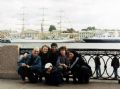 "Бард-Регата" СПб, июнь 2003г - Вся компания на набережной на Васильевском острове на фоне парусника