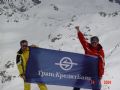 Владимир Городзейский. С флагом ТрансКредитБанка, генерального спонсора фестиваля "Приэльбрусье-2004", на высоте 5 300. До вершины Эльбруса 342 метра, но на нее мы в этот раз не попали.