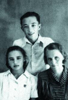 Выпускник ташаузской школы с мамой и сестрой
