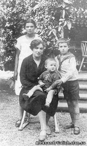 Александр Галич с братом и мамой в Ростове